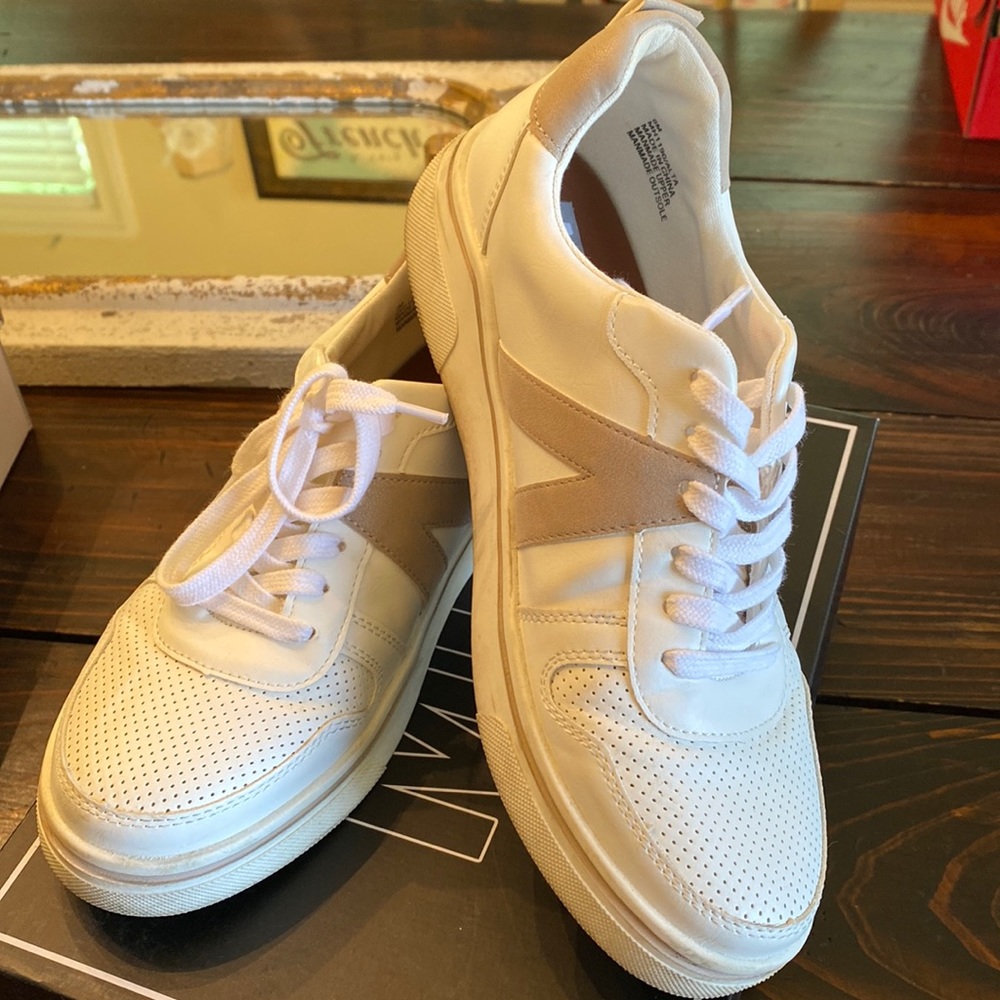 Mia sneakers white with taupe accents.